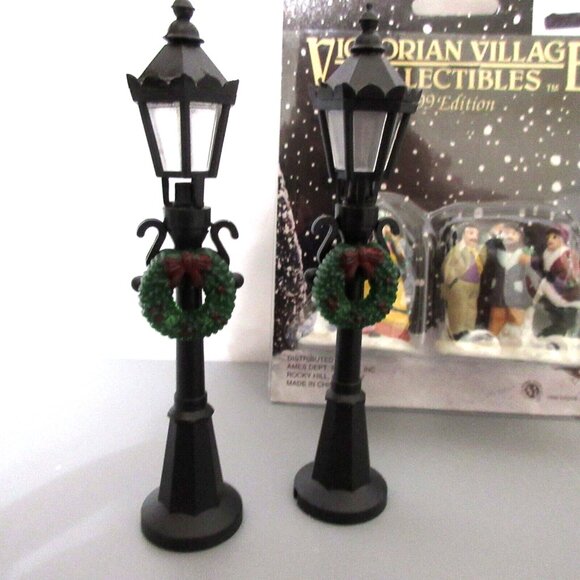 Victorian Village Collectibles 1999 Edition Accessory Figures Lampposts Lot NEW - Picture 5 of 6